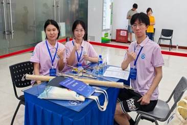 参赛队员在准备区进行赛前调试